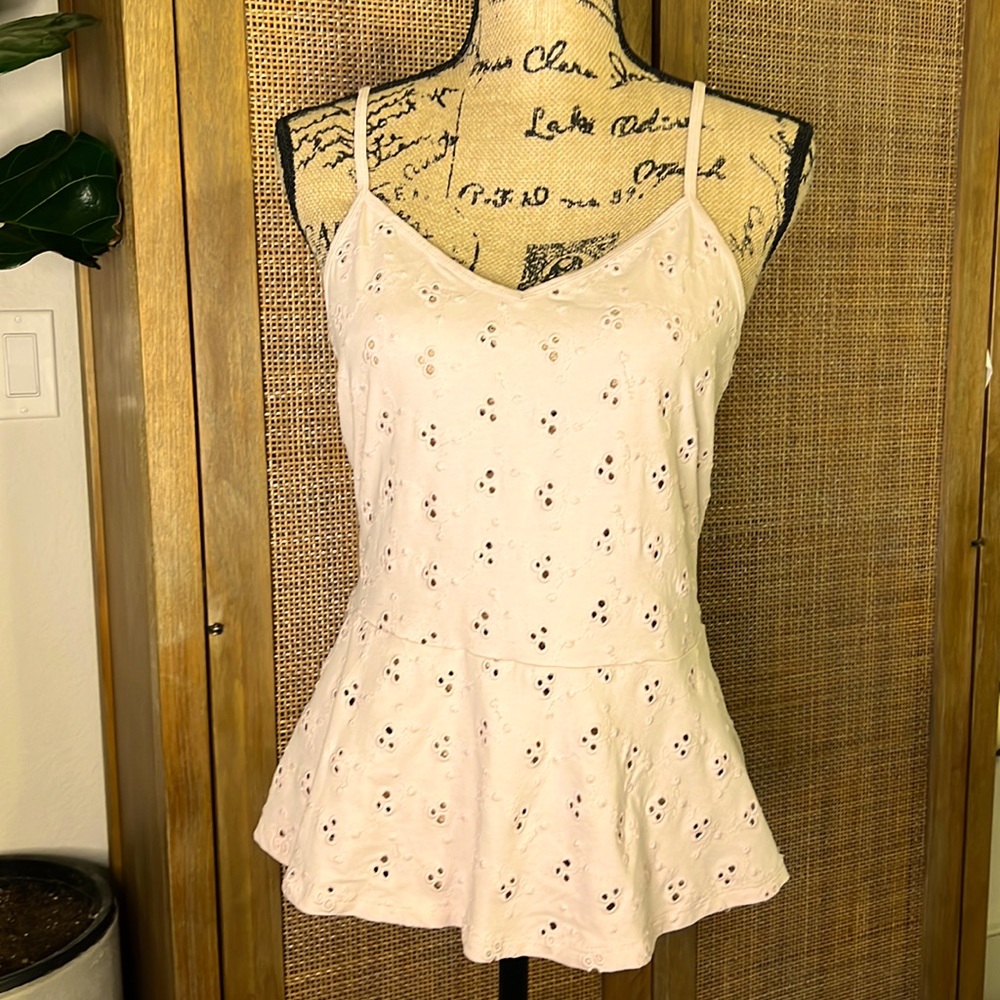 Hinge eyelet knit peplum camisole top in pale pink